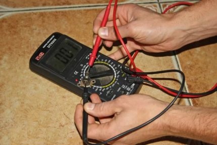 Controle van de elektriciteit van een gasketel met een multimeter