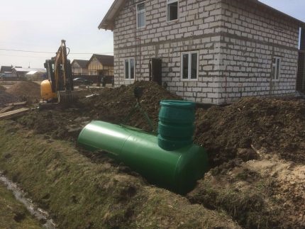 Installation dans la fosse d'un réservoir de gaz pour une maison privée