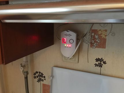 Memasang sensor kebocoran gas di atas dapur