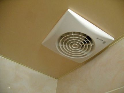 Ventilācijas atveres ievietošana stieptos griestos