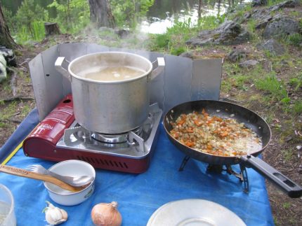 Camping madlavning på en gaskomfur