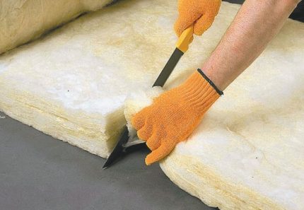 Cutting glass wool for insulation