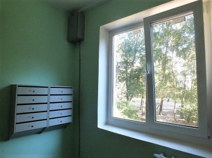 Ein offenes Fenster in der Veranda