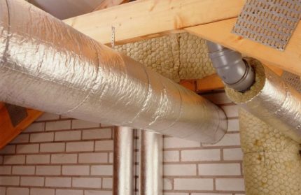 Isolation de ventilation avec une feuille de laine minérale