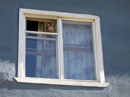 Tingkap kayu di rumah