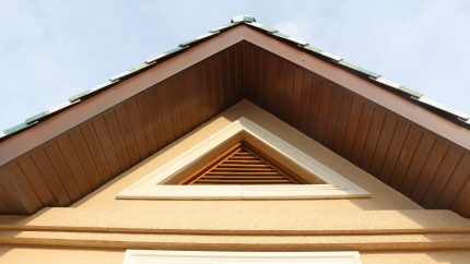 Pediment với lưới tản nhiệt