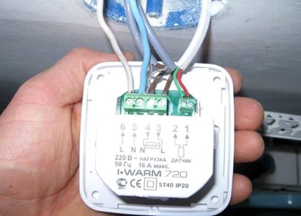 Dispositivo con sensor de temperatura