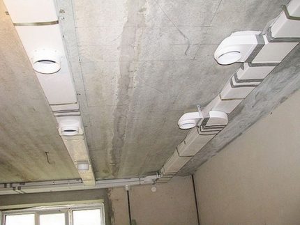 Instal·lació de conductes de ventilació al sostre