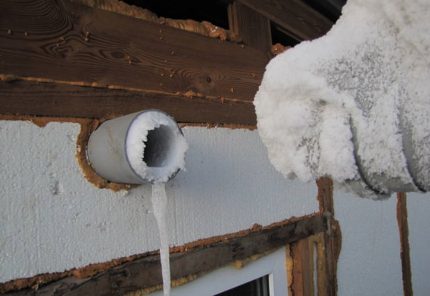 Hielo en el tubo de ventilación.