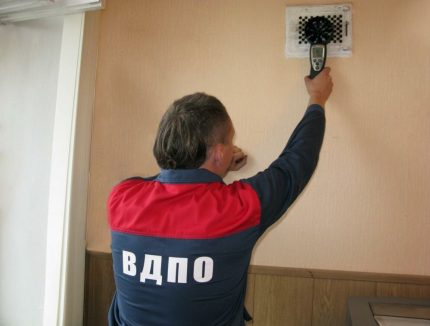 Inspección por un especialista en ventilación en la escuela.