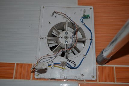 Installer un ventilateur d'extraction dans la salle de bain