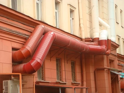 Conduits à l'extérieur du bâtiment