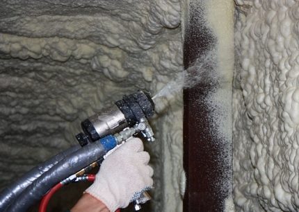 Ang pagguhit ng polyurethane foam sa isang pipe