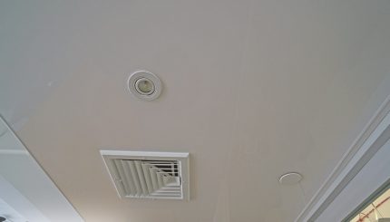 Ceiling bentilasyon ng grill