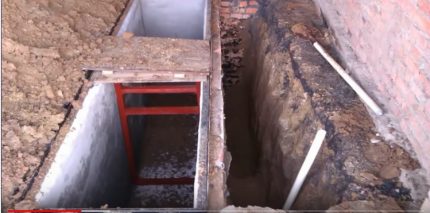 Waterproofing of a viewing hole