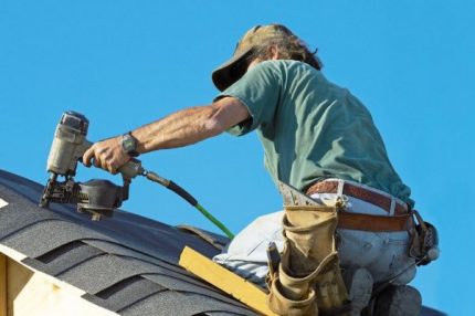 Installateur auf dem Dach