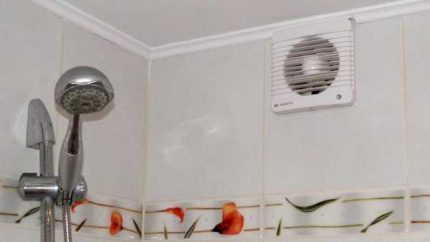 Ventilateur au-dessus du bain