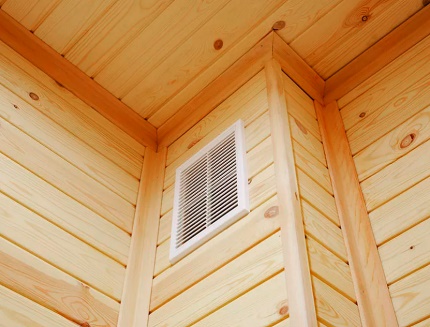 Ventilatieschacht in een houten huis