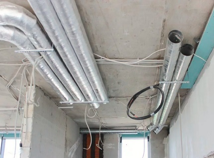 Conduits d'air sous le plafond supérieur