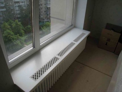 Infälld ventilationsgrill i fönsterbrädan