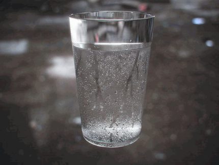 Vochtigheidsmeting met een glas water