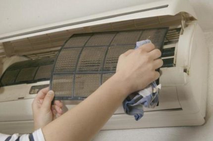 Reiniging van het filter van de airconditioner