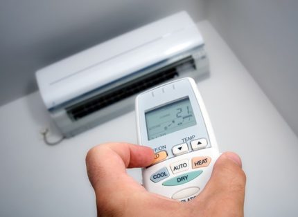 Het proces van het instellen van de afstandsbediening voor airconditioning