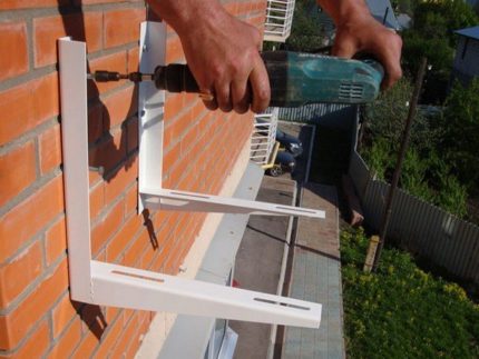 Installation de supports pour la climatisation