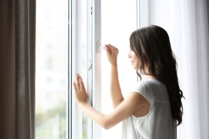 Ventana entreabierta en el dormitorio