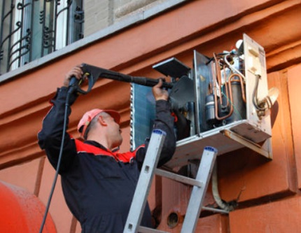 De buitenunit schoonmaken