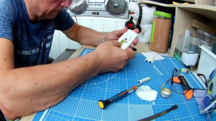 The master repairs the air conditioner