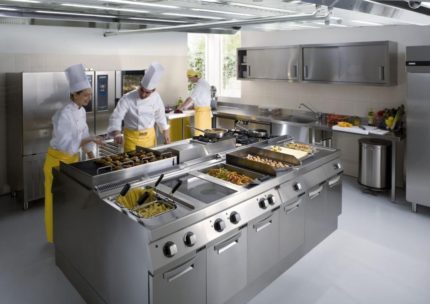 Les cuisiniers travaillent dans la cuisine