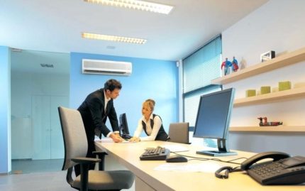 Airconditioning aan de muur in het kantoor