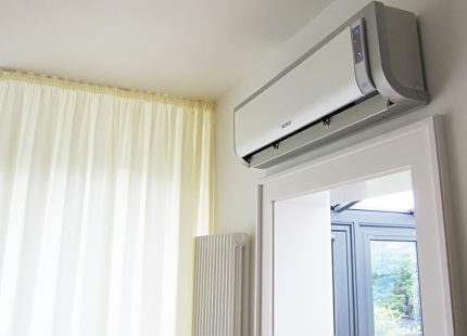 Rechthoekige airconditioning boven de deuropening