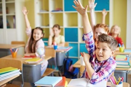 Enfants dans une leçon à l'école