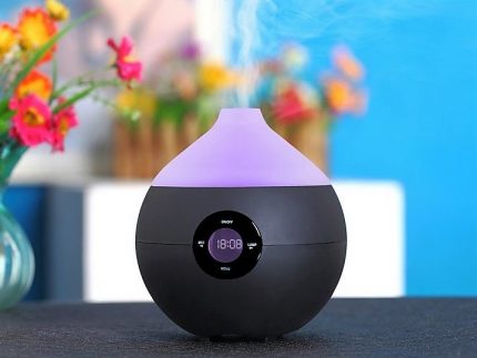 Petit humidificateur à ultrasons sur la table