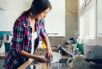 Tenggelam - sumber kelembapan di dapur