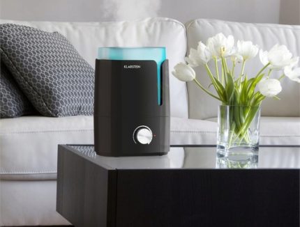 Humidificateur sur la table dans le salon