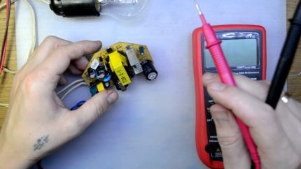 Überprüfen Sie die Karte mit einem Multimeter