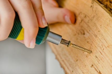 Self-tapping screw for a wooden block