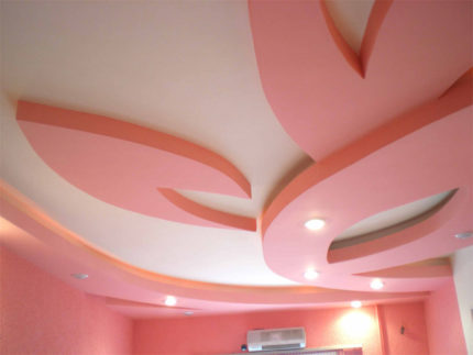 Figured suspended ceiling