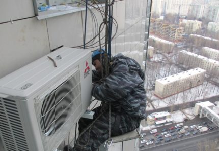 Installation of a basket and air conditioner by a climber